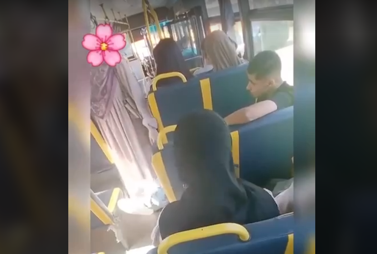 فيديو لشاب يتصرّف بشكل غير لائق داخل حافلة طلبة يثير الجدل