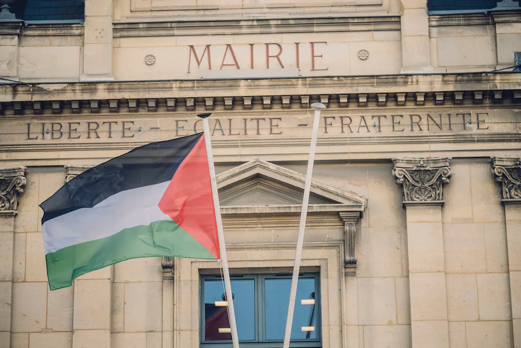 86 بلدية فرنسية ترفع العلم الفلسطيني
