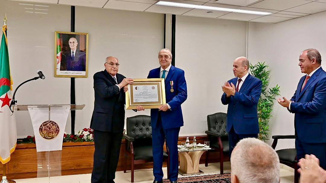 عطاف يوشّح  عمار بن جامع بوسام الاستحقاق الوطني