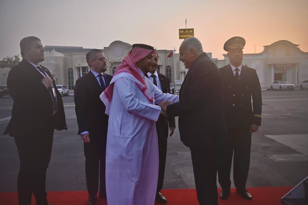 عطاف يحل بالدوحة للمشاركة في القمة العربية الطارئة