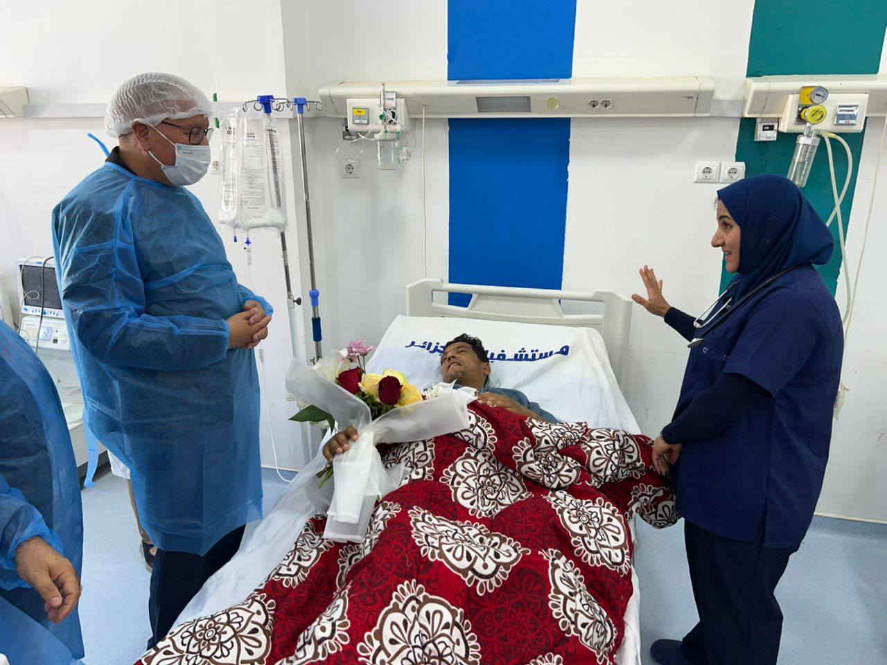 والي قسنطينة يطمئن على الحالة الصحية للفنان أحمد حركاتي