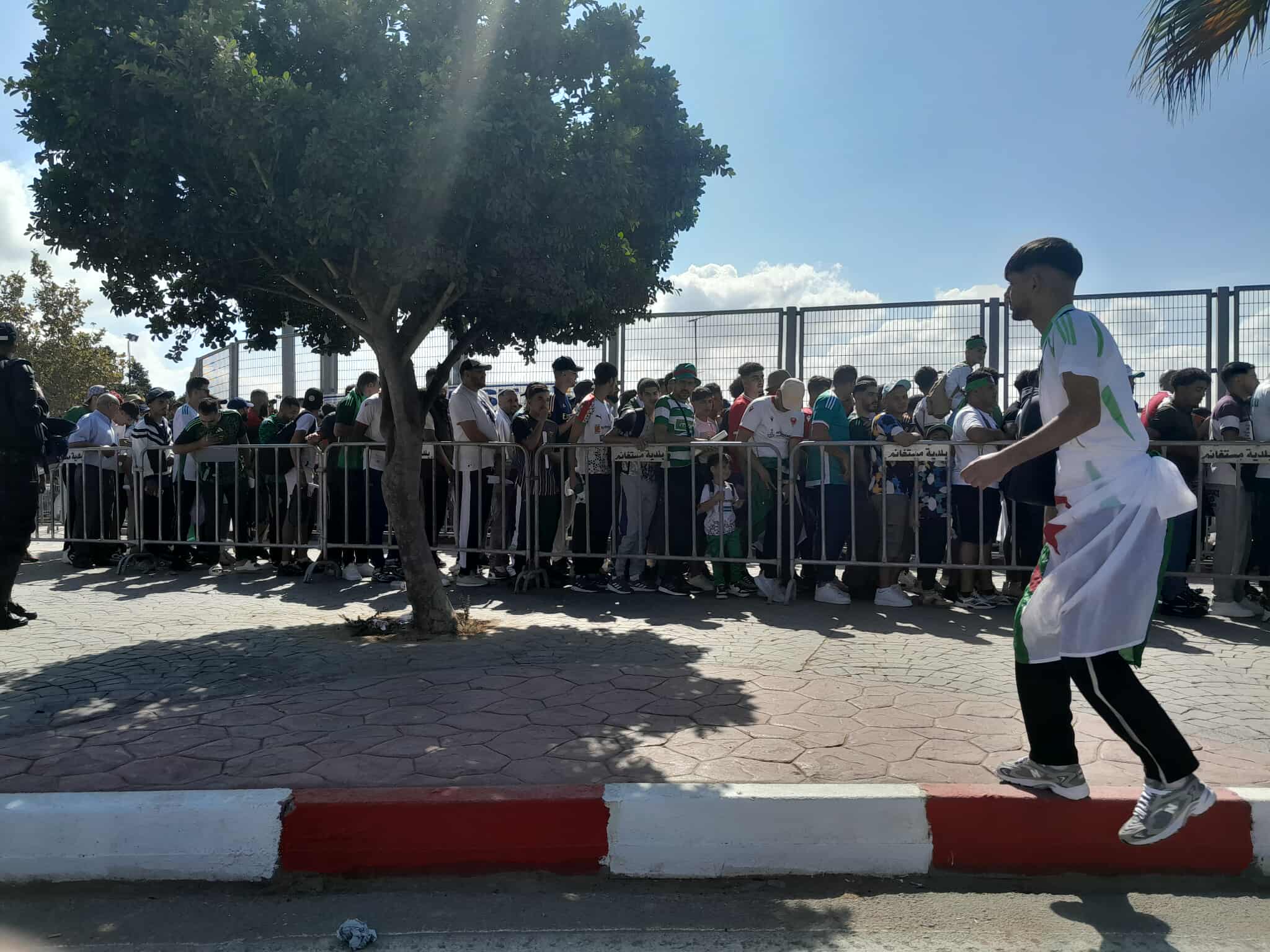 جماهير الخضر تتوافد مبكرا على ملعب وهران قبل مباراة الصومال