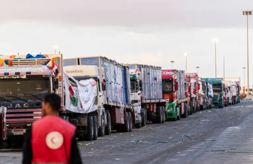 انطلاق 400 شاحنة مساعدات إنسانية إلى غزة عبر معبر رفح بعد اتفاق الهدنة