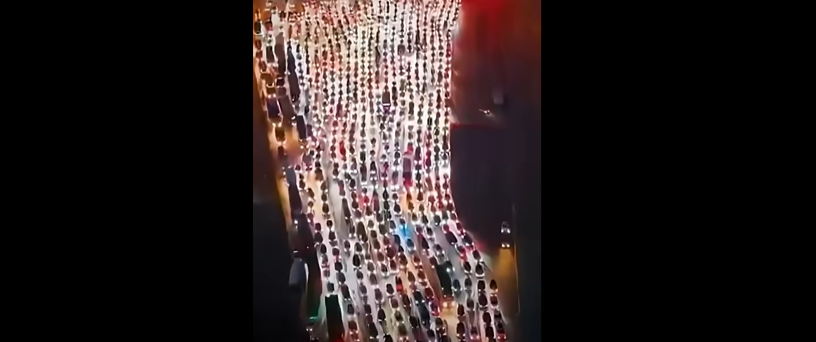 ازدحام مروري غير مسبوق في الصين بعد عطلة العيد الوطني يستمر أكثر من 24 ساعة