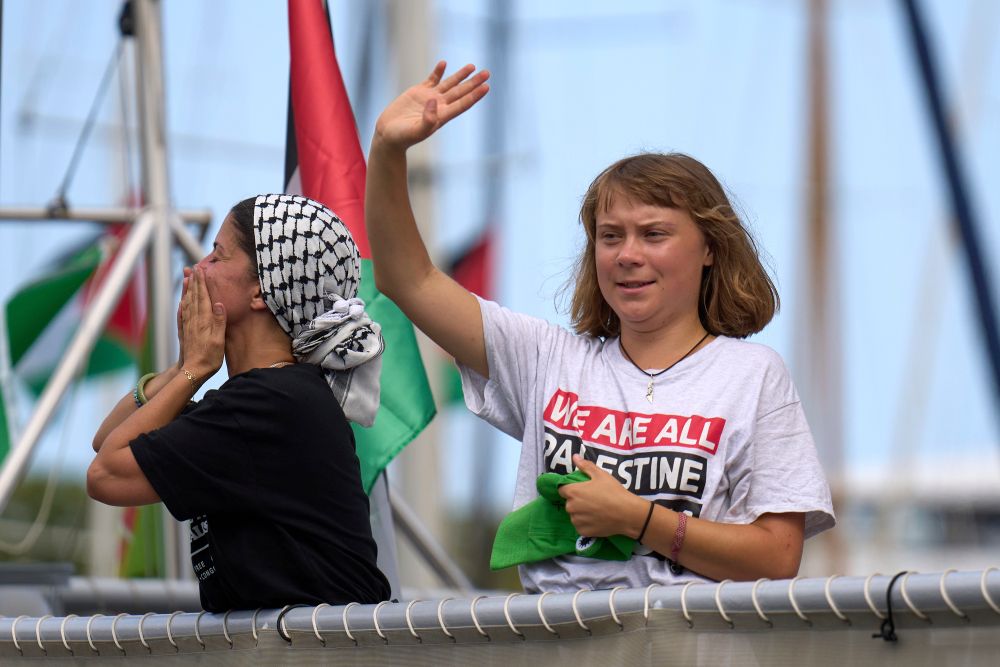 غريتا تونبرغ:أجبروني على تقبيل العلم الإسرائيلي